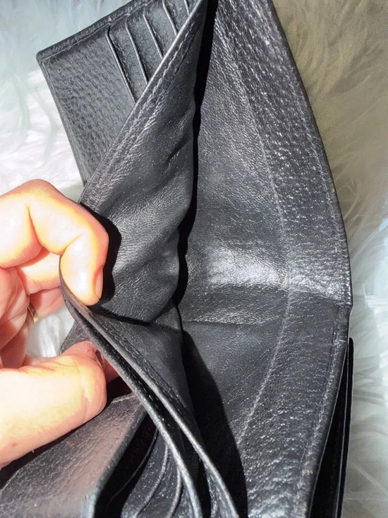 Gucci Vintage Black Leather Wallet with Gold G-Logo Accent - Picture 11 of 12